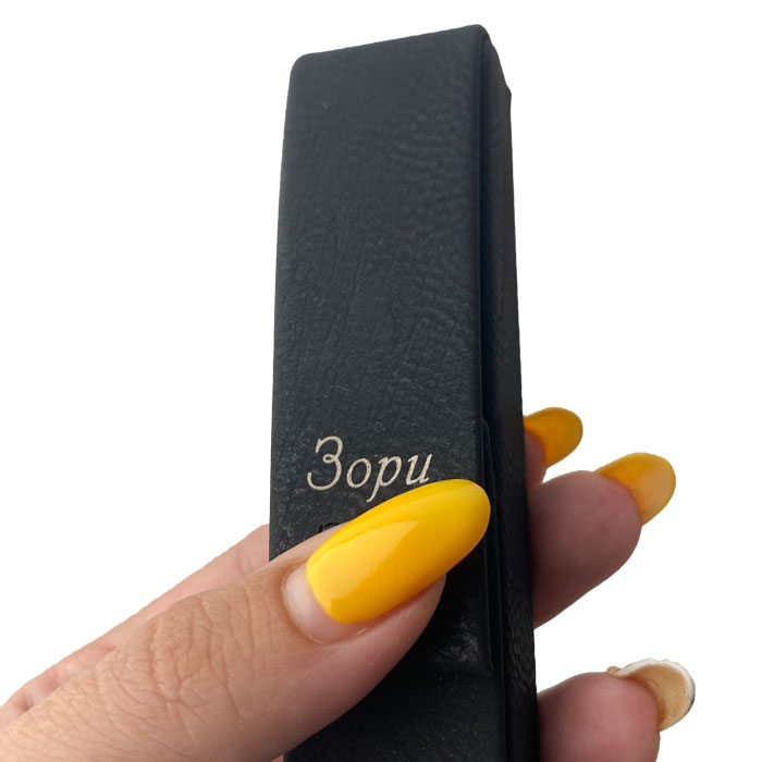 Кожен калъф с бяло гравиране