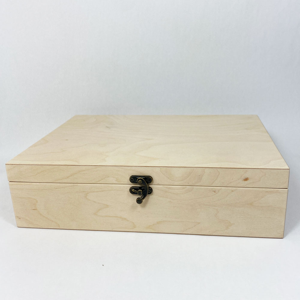 Дървена кутия 24х32х8см