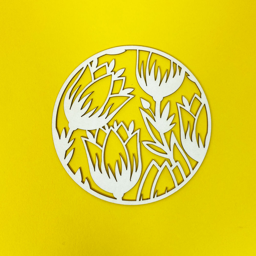 Кръг с цветя от бирен картон 10см