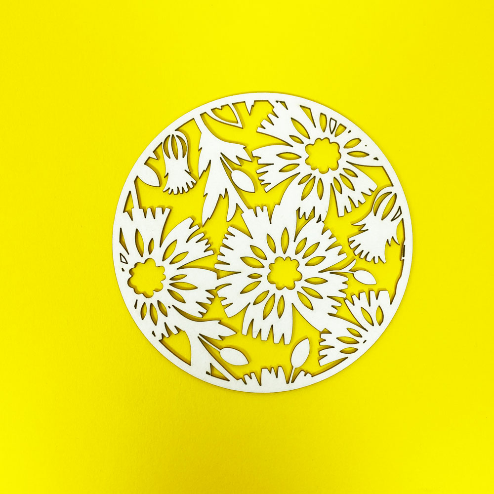 Кръг с цветя от бирен картон 10см